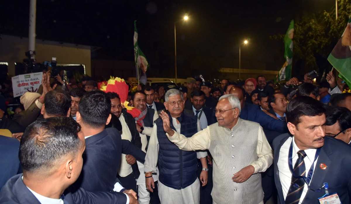 दिल्ली से पटना लौटे नीतीश कुमार, साथ में ललन भी रहे मौजूद, कार्यकर्ताओं ने किया भव्य स्वागत